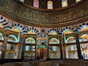 Wujud Batu dari Surga di Dalam Dome of the Rock Wujud Batu dari Surga di Dalam Dome of the Rock