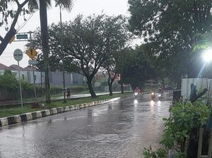 Saluran Air Tersumbat Bikin Jalanan di Alun-alun Depok Banjir Usai Hujan Deras Saluran Air Tersumbat Bikin Jalanan di Alun-alun Depok Banjir Usai Hujan Deras