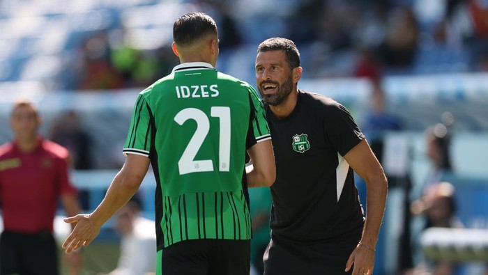 SASSUOLO, ITALY - SEPTEMBER 28: Fabio Grosso, manager of Sassuolo, interacts with Jay Idzes of Sassuolo during the Serie A match between US Sassuolo Calcio and Udinese Calcio at Mapei Stadium Citta del Tricolore on September 28, 2025 in Reggio Emilia, Italy. (Photo by Timothy Rogers/Getty Images)