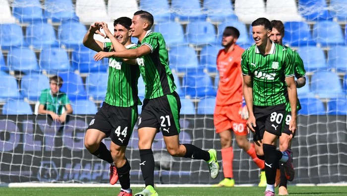 SASSUOLO, ITALY - SEPTEMBER 28: Edoardo Iannoni of Sassuolo celebrates scoring his teams third goal with Jay Idzes during the Serie A match between US Sassuolo Calcio and Udinese Calcio at Mapei Stadium Citta del Tricolore on September 28, 2025 in Sassuolo, Italy. (Photo by Alessandro Sabattini/Getty Images)