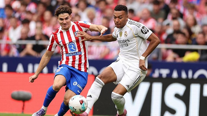 MADRID, SPAIN - SEPTEMBER 27: Kylian Mbappe of Real Madrid completes for the ball with Julian Alvarez of Atletico Madrid during the LaLiga EA Sports match between Atletico de Madrid and Real Madrid CF at Riyadh Air Metropolitano on September 27, 2025 in Madrid, Spain. (Photo by Florencia Tan Jun/Getty Images)