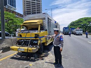 Laka Beruntun 5 Kendaraan di Tol Banyu Urip, 2 Orang Luka Laka Beruntun 5 Kendaraan di Tol Banyu Urip, 2 Orang Luka