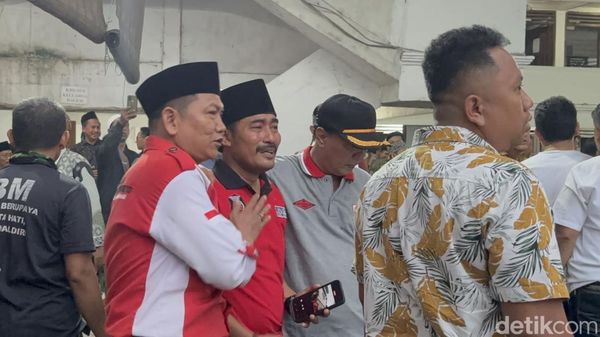 Histeris Keluarga Cari Santri Ponpes Al Khoziny Terjebak Reruntuhan Musala Ambruk