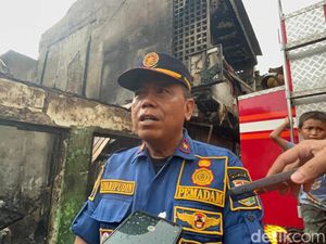 Damkar Siagakan 3 Mobil di Lokasi Kebakaran Tamansari Antisipasi Kepulan Asap Damkar Siagakan 3 Mobil di Lokasi Kebakaran Tamansari Antisipasi Kepulan Asap