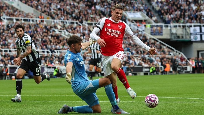 NEWCASTLE UPON TYNE, ENGLAND - SEPTEMBER 28:  Arsenals Viktor Gyokeres falls to the ground after a challenge by Newcastle Uniteds Nick Pope with a penalty being awarded then overturned by VAR during the Premier League match between Newcastle United and Arsenal at St James Park on September 28, 2025 in Newcastle upon Tyne, England. (Photo by Lee Parker - CameraSport via Getty Images)