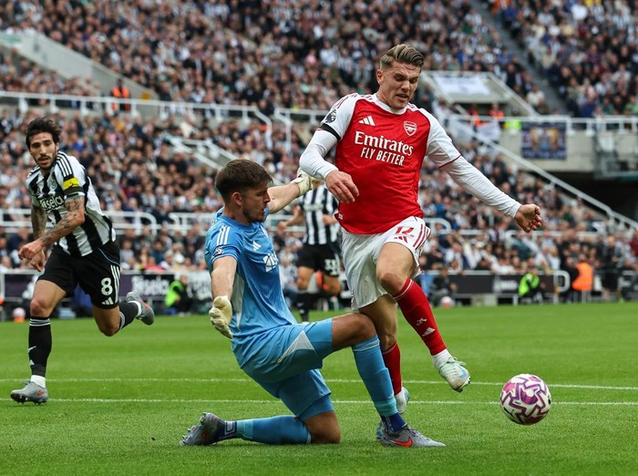 NEWCASTLE UPON TYNE, ENGLAND - SEPTEMBER 28:  Arsenal's Viktor Gyokeres falls to the ground after a challenge by Newcastle United's Nick Pope with a penalty being awarded then overturned by VAR during the Premier League match between Newcastle United and Arsenal at St James' Park on September 28, 2025 in Newcastle upon Tyne, England. (Photo by Lee Parker - CameraSport via Getty Images)