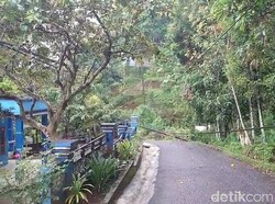 Longsor Tutup Jalan Penghubung di Cigalontang, Warga Terisolasi