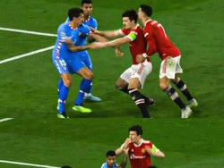 Dalam situasi tendangan sudut buat MU, Maguire bergerak mundur dan ternyata ada Ronaldo dibelakangnya. CR7 pun kejedot (Twitter/ESPNFC)