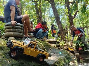 Serunya Main Mobil Offroad Remote Control di Lereng Bromo Serunya Main Mobil Offroad Remote Control di Lereng Bromo