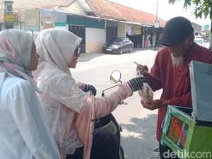 Kisah Mbah Ratman Klaten Tiap Hari Ngonthel Jajakan Lumpia Duleg di Usia Senja