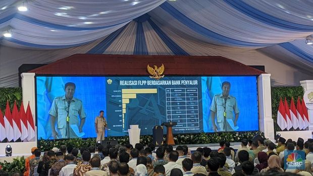 Menteri PKP, Maruarar Sirait pada waktu acara akad massal banyaknya 26.000 KPR serta serah terima kunci ke Cileungsi, Kota Bogor, Senin, (29/9/2025). (CNBC Indonesia/Emir Yanwardhana)