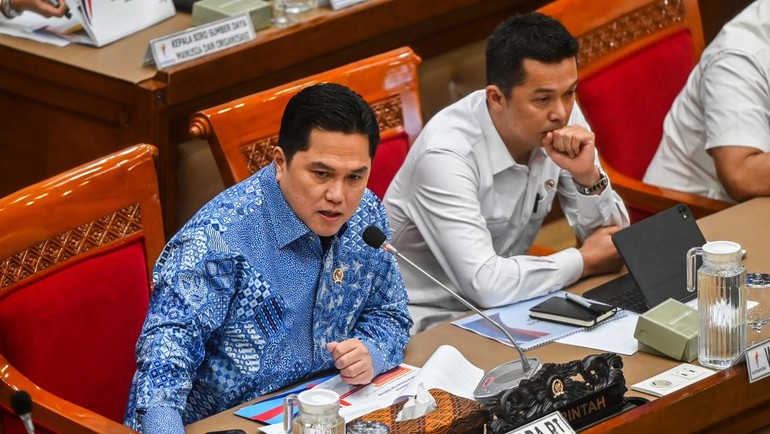 Menteri Pemuda dan Olahraga (Menpora) Erick Thohir (kiri) bersama Wamenpora Taufik Hidayat (kanan) mengikuti rapat kerja bersama Komisi X DPR di Kompleks Parlemen, Senayan, Jakarta, Senin (29/9/2025). Foto: ANTARA FOTO/Rivan Awal Lingga