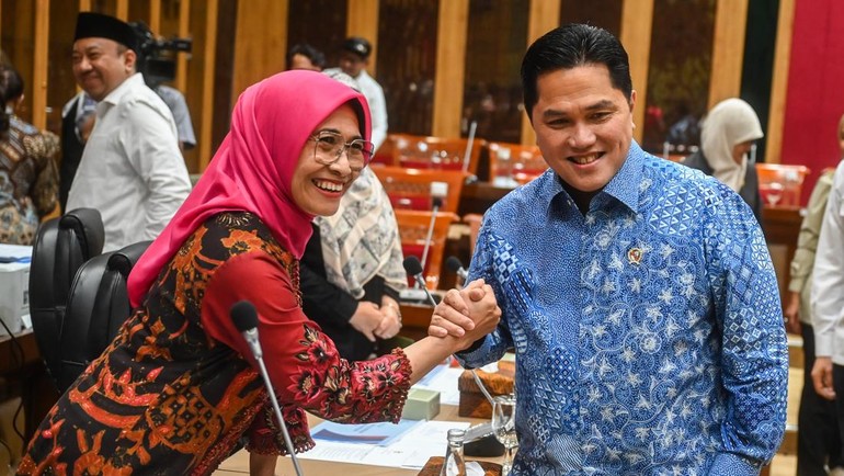Menteri Pemuda dan Olahraga (Menpora) Erick Thohir (kanan) bersalaman dengan Ketua Komisi X DPR Hetifah Sjaifudian (kiri). Hetifah meminta Erick Thohir bisa membawa terobosan nyata dalam dunia olahraga. Foto: ANTARA FOTO/Rivan Awal Lingga