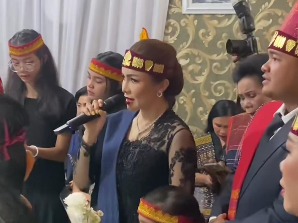 Momo Gelar Prosesi Saur Matua untuk Pemakaman Ibunda Momo Gelar Prosesi Saur Matua untuk Pemakaman Ibunda