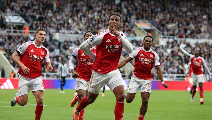Soccer Football - Premier League - Newcastle United v Arsenal - St James Park, Newcastle, Britain - September 28, 2025 Arsenals Gabriel Magalhaes celebrates scoring their second goal REUTERS/Scott Heppell EDITORIAL USE ONLY. NO USE WITH UNAUTHORIZED AUDIO, VIDEO, DATA, FIXTURE LISTS, CLUB/LEAGUE LOGOS OR LIVE SERVICES. ONLINE IN-MATCH USE LIMITED TO 120 IMAGES, NO VIDEO EMULATION. NO USE IN BETTING, GAMES OR SINGLE CLUB/LEAGUE/PLAYER PUBLICATIONS. PLEASE CONTACT YOUR ACCOUNT REPRESENTATIVE FOR FURTHER DETAILS..