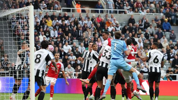 Soccer Football - Premier League - Newcastle United v Arsenal - St James' Park, Newcastle, Britain - September 28, 2025 Arsenal's Gabriel Magalhaes scores their second goal REUTERS/Scott Heppell EDITORIAL USE ONLY. NO USE WITH UNAUTHORIZED AUDIO, VIDEO, DATA, FIXTURE LISTS, CLUB/LEAGUE LOGOS OR 'LIVE' SERVICES. ONLINE IN-MATCH USE LIMITED TO 120 IMAGES, NO VIDEO EMULATION. NO USE IN BETTING, GAMES OR SINGLE CLUB/LEAGUE/PLAYER PUBLICATIONS. PLEASE CONTACT YOUR ACCOUNT REPRESENTATIVE FOR FURTHER DETAILS..