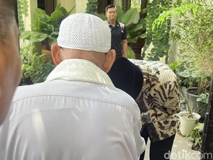 Jokowi Cium Tangan Abu Bakar Baasyir Saat Bertemu di Rumahnya Jokowi Cium Tangan Abu Bakar Baasyir Saat Bertemu di Rumahnya