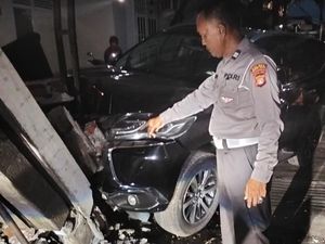 Pagar 2 Rumah di Tangsel Diterabas Pajero gegara ABG Salah Injak Gas Pagar 2 Rumah di Tangsel Diterabas Pajero gegara ABG Salah Injak Gas