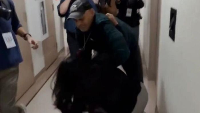 Video: Petugas ICE Banting Wanita di Kantor Imigrasi AS