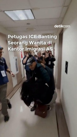 Video: Petugas ICE Banting Wanita di Kantor Imigrasi AS