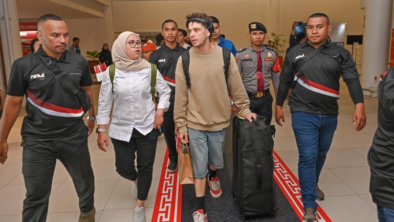 Pembalap Aprilia Racing Marco Bezzecchi (tengah) tiba di Bandara Internasional Lombok, Praya, Lombok Tengah, NTB. Kedatangan para pembalap untuk bersiap menghadapi seri MotoGP Pertamina Grand Prix of Indonesia 2025. Foto: ANTARA FOTO/Ahmad Subaidi