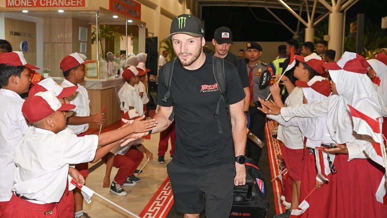 Pembalap Prima Pramac Yamaha MotoGP Jack Miller (tengah) saat tiba di Bandara Internasional Lombok, Praya, Lombok Tengah, NTB. Kedatangan pembalap MotoGP di Lombok disambut antusias, menandai dimulainya rangkaian jelang balapan bergengsi di Sirkuit Mandalika akhir pekan ini. Foto: ANTARA FOTO/Ahmad Subaidi