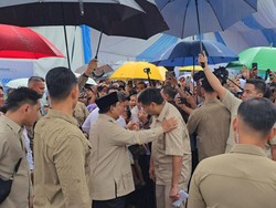 Hujan-hujanan, Prabowo Sapa Langsung Warga Pemilik Rumah Subsidi di Cileungsi Hujan-hujanan, Prabowo Sapa Langsung Warga Pemilik Rumah Subsidi di Cileungsi