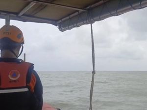 4 Wisatawan di Babel Terseret Ombak saat Mandi di Pantai, 2 Orang Tewas 4 Wisatawan di Babel Terseret Ombak saat Mandi di Pantai, 2 Orang Tewas