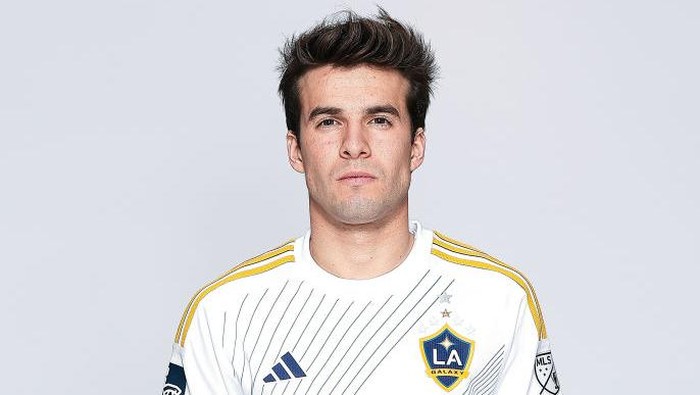 Riqui Puig CARSON, CA - FEBRUARY 18: (EDITORβS NOTE: Image has been retouched.) Riqui Puig #10 of LA Galaxy poses for a portrait during the MLS 2025 Media Day on February 18, 2025 in Carson, California. (Photo by MLS/MLS via Getty Images)