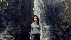 Potret Liburan Keluarga Seru ala Ririn Ekawati: Trekking ke Curug Leuwi Asih