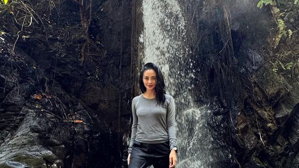 Potret Liburan Keluarga Seru ala Ririn Ekawati: Trekking ke Curug Leuwi Asih