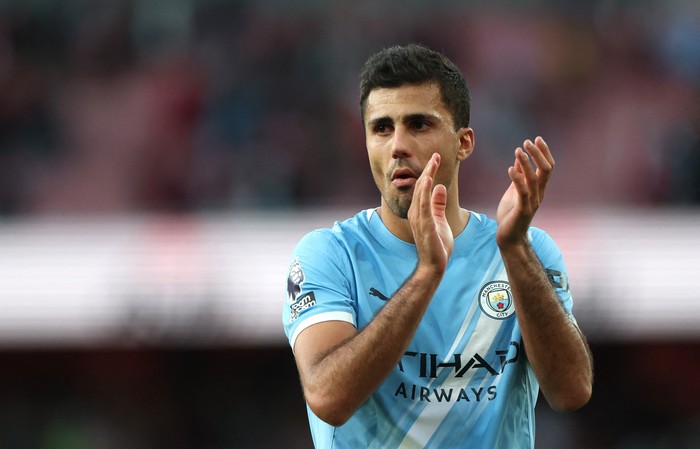 Soccer Football - Premier League - Arsenal v Manchester City - Emirates Stadium, London, Britain - September 21, 2025 Manchester Citys Rodri applauds fans after the match REUTERS/Hannah Mckay EDITORIAL USE ONLY. NO USE WITH UNAUTHORIZED AUDIO, VIDEO