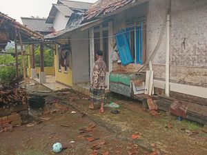 Puting Beliung Porak-porandakan 2 Kecamatan di Cianjur Puting Beliung Porak-porandakan 2 Kecamatan di Cianjur