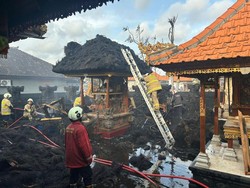 Kebakaran Hebat Bedeng Proyek Vila di Kerobokan, Belasan Pelinggih Dilalap Api