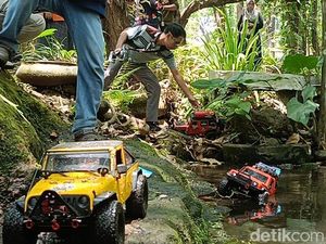 Bapak-bapak Merapat, Saatnya Main Mobil RC Offroad di Lereng Bromo Bapak-bapak Merapat, Saatnya Main Mobil RC Offroad di Lereng Bromo