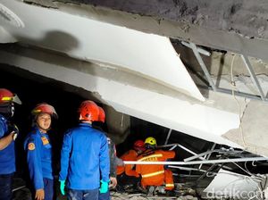 Para Korban Masih Terjebak Reruntuhan di Ponpes Al Khoziny Bertangisan