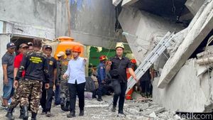 Wagub Emil Dardak Tinjau Lokasi Musala Ponpes Al Khoziny Sidoarjo yang Ambruk
