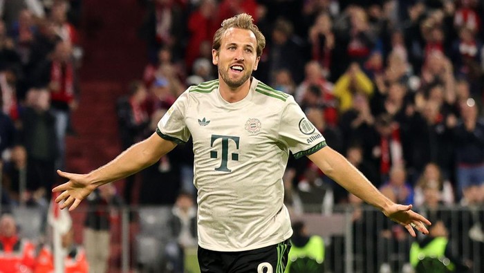 MUNICH, GERMANY - SEPTEMBER 26: Harry Kane of FC Bayern München celebrates after scoring his teams third goal during the Bundesliga match between FC Bayern München and SV Werder Bremen at Allianz Arena on September 26, 2025 in Munich, Germany. (Photo by Marcel Engelbrecht - firo sportphoto/Getty Images)