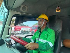 22 Tahun Mengabdi Jadi AMT, Pastikan Ketersediaan BBM di SPBU Pertamina 22 Tahun Mengabdi Jadi AMT, Pastikan Ketersediaan BBM di SPBU Pertamina