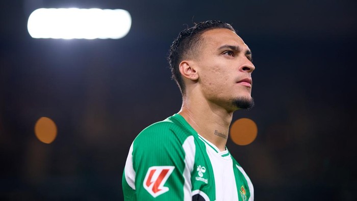 SEVILLE, SPAIN - SEPTEMBER 28: Antony of Real Betis looks on before the LaLiga EA Sports match between Real Betis Balompie and CA Osasuna at Estadio La Cartuja on September 28, 2025 in Seville, Spain. (Photo by Fran Santiago/Getty Images)