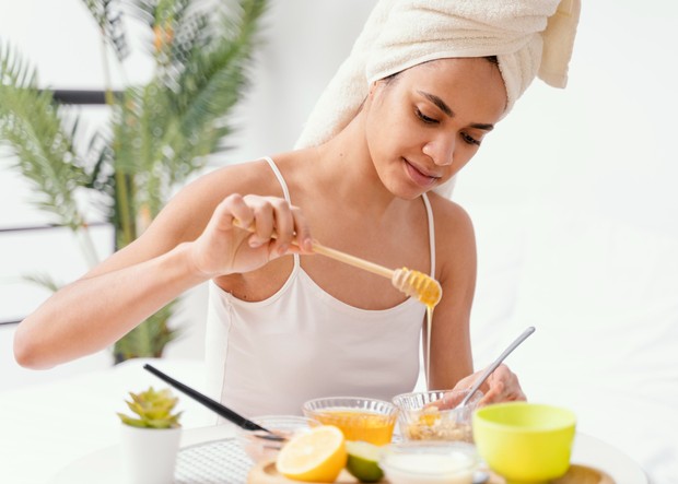 Bahan dapur untuk masker wajah seperti yoghurt, madu, dan kunyit dapat meremajakan kulit yang kusam/Foto: Freepik Masker wajah alami dengan yoghurt, madu, dan kunyit membantu meratakan warna kulit sekaligus melembapkan. Kandungan asam laktat dan anti-inflamasi di dalamnya bekerja lembut untuk kulit sensitif. Hasilnya, kulit terasa segar, kenyal, dan bercahaya.