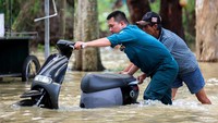Banjir Rendam Nghe An, Warga Vietnam Evakuasi Kendaraan dan Barang