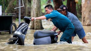 Banjir Rendam Nghe An, Warga Vietnam Evakuasi Kendaraan dan Barang