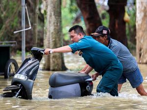 Banjir Rendam Nghe An, Warga Vietnam Evakuasi Kendaraan dan Barang