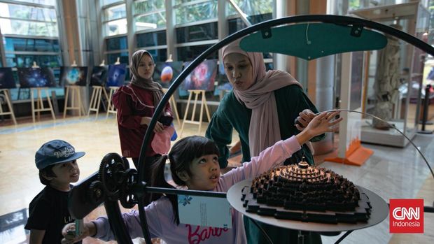 Pengunjung antusias menyaksikan simulasi langit di planetarium mini kawasan Taman Ismail Marzuki (TIM), Jakarta, Selasa (30/9/2025). (CNN Indonesia/Adi Ibrahim)