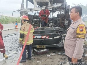 Detik-detik Bus Berlian Jaya Terbakar di Tol Kendal Bikin 13 Penumpang Panik Detik-detik Bus Berlian Jaya Terbakar di Tol Kendal Bikin 13 Penumpang Panik