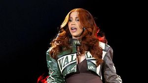 7 Gaya Slay Cardi B Manggung di Global Citizen Festival 2025 saat Hamil Besar