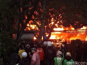Damkar yang Tak Bisa Berbuat Banyak Saat Api Membara di Demo Bandung Damkar yang Tak Bisa Berbuat Banyak Saat Api Membara di Demo Bandung