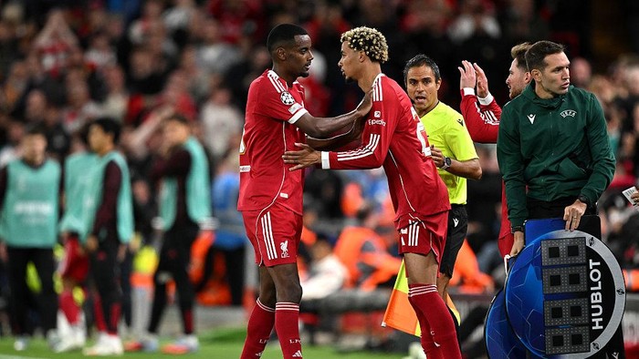 LIVERPOOL, ENGLAND - SEPTEMBER 17: Hugo Ekitike comes on as a substitute to replace Alexander Isak of Liverpool during the UEFA Champions League 2025/26 League Phase MD1 match between Liverpool FC and Atletico de Madrid at Anfield on September 17, 2025 in Liverpool, England. (Photo by Clive Mason/Getty Images)