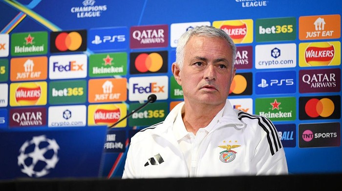 LONDON, ENGLAND - SEPTEMBER 29: Jose Mourinho, Head Coach of SL Benfica speaks to the media during a SL Benfica Press Conference at Stamford Bridge on September 29, 2025 in London, England. (Photo by Alex Broadway/Getty Images)